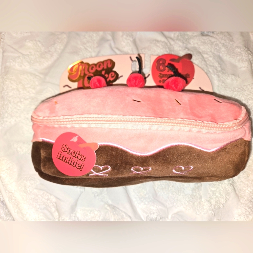 NWT Women's Moon Cake Plush Pouch With 6 Pairs Cushioned Quarter Socks